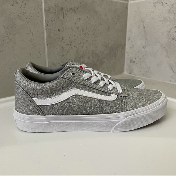 SOLD Vans Kids' Ward Low Top Sneaker Size 4 Youth - Picture 2 of 11